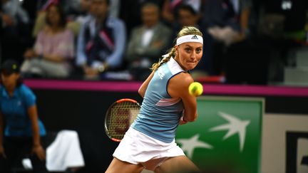 La France et l'Australie sont à égalité à l'issue de la première journée&nbsp;de la finale de la Fed Cup samedi 9 novembre. Les précisions du journaliste Jean-Sébastien Fernandes. (BORIS HORVAT / AFP)