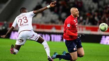 Le Losc de Yilmaz et le FC Metz de Kouyaté se sont neutralisés, vendredi au stade Pierre-Mauroy. (DENIS CHARLET / AFP)