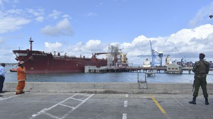 Le Celsius Riga en cours de chargement au port de Mombasa, le 26 août 2019, chargé de 200.000 barils de pétrole. (- / AFP)