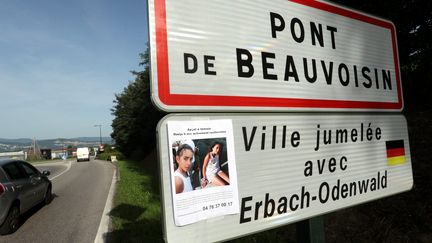 La photo de Maëlys a été affichée sur le panneau à l'entrée de la ville de Pont-de-Beauvoisin (Isère), le 28 août 2017. (MAXPPP)