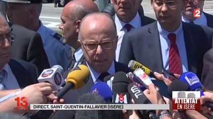 Le ministre de l'Int&eacute;rieur, Bernard Cazeneuve, &agrave; Saint-Quentin-Fallavier (Is&egrave;re), le 26 juin 2015. ( FRANCE 2)