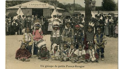 "Un groupe de petits Peaux-Rouges". Jardin zoologique d'acclimatation de Paris, 1911.&nbsp;Carte postale color&eacute;e.&nbsp;Carel fr&egrave;res (&eacute;d.). (&copy; GROUPE DE RECHERCHE ACHAC, PARIS / COLL. PART / DR)