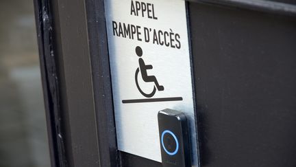 Bouton d'appel pour les personnes en situation de handicap. Photo prise le 25 avril 2022. (RICHARD VILLALON / MAXPPP)