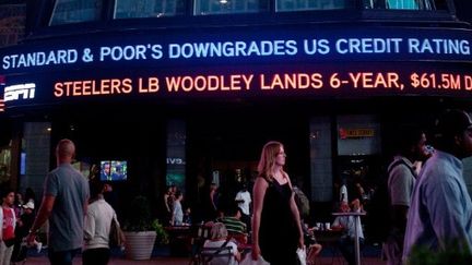 Times Square, New York, le 5 août 2011: Bandeau ABC News indiquant que Standard & Poor's a baissé la note AAA des USA. (Andrew Burton/Getty Images/AFP)