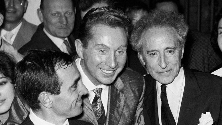 Charles Aznavour (à gauche) félicité par Charles Trenet et Jean Cocteau après son concert du 12 décembre 1960 à l'Alhambra, à Paris. (UNIVERSAL PHOTO/SIPA / SIPA)