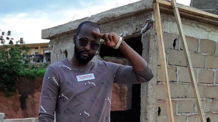 Le rappeur Mylmo, qui signe&nbsp;le single "Coup de poing d'interrogation", au Mali le 4 septembre 2020. (VALÉRIE CROVA / RADIO FRANCE)