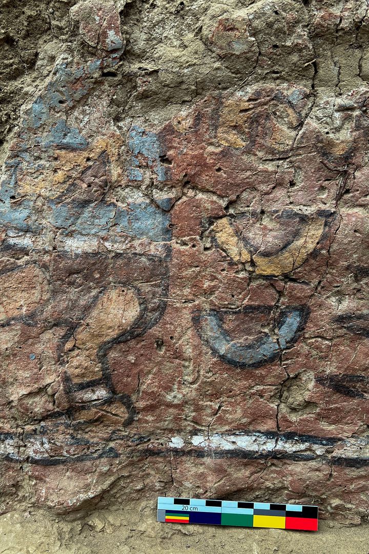 Détails et couleurs de la fresque découverte au Pérou&nbsp; (SAM GHAVAMI / AFP)