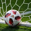 Un ballon dans le but, lors du match Suède-Suisse de la Coupe du monde, à Saint-Pétersbourg (Russie), le 3 juillet 2018. (FRANK HOERMANN / SVEN SIMON / AFP)