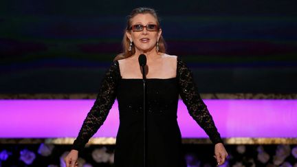 L'actrice Carrie Fisher introduit sa mère Debbie Reynolds sur scène, lors des Screen Actors Guild Awards, le 25 janvier 2015, à Los Angeles (Etats-Unis).&nbsp; (MARIO ANZUONI / REUTERS)