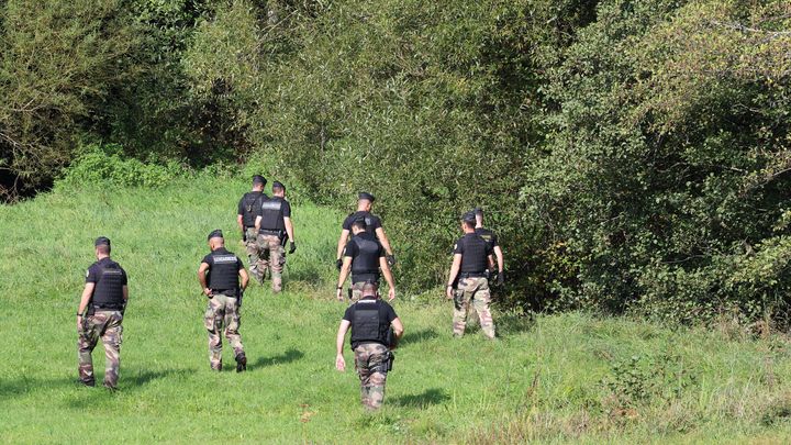 Gendarmes take part in a search to find young Lina, on September 28, 2023 in Saint-Blaise-la-Roche (Bas-Rhin). (FREDERICK FLORIN / AFP)