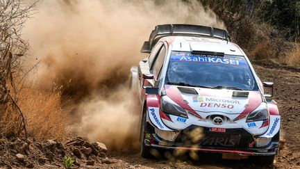 Le pilote britannique Elfyn Evans et son copilote Scott Martin pilotent leur Toyota lors de l'étape Marmaris du troisième et dernier jour du rallye turc WRC à Mugla, le 20 septembre. 
 (OZAN KOSE / AFP)