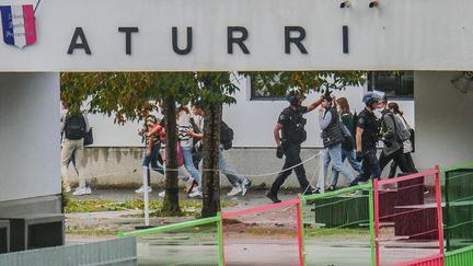 L'intervention des gendarmes au collège Aturri de Saint-Pierre-d'Irube (Pyrénées-Atlantiques), le 21 octobre 2021. (BERTRAND LAPÈGUE / MAXPPP)