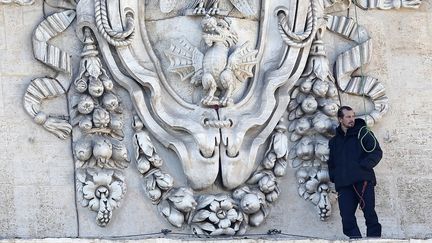 Marcello di Finizio, se dresse sur une corniche sur le d&ocirc;me de la basilique Saint-Pierre au Vatican&nbsp;le 22 D&eacute;cembre 2014. (ALESSANDRO BIANCHI / REUTERS )