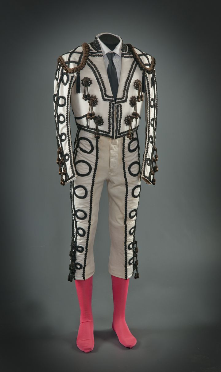 Sastrería de toreros Santiago Pelayo- Costume goyesque d’Antonio Ordóñez- 1973 - Satin blanc, brodé de noir et marron, coton, métal (Ronda, Museo Taurino de la Real Maestranza de Caballería)