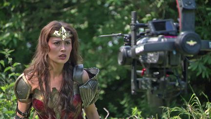 La comédienne Louise Molinaro incarne Wonder Woman dans ce fan-film tourné en ce moment sur les sites emblématiques du débarquement de Normandie (France 3 Normandie)