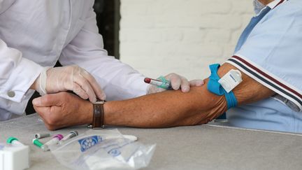 Un test sérologique réalisé sur un patient à Roncq (Nord), le 30 avril 2020. (THIERRY THOREL / MAXPPP)