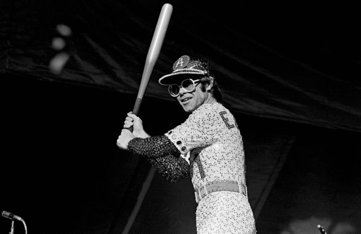 Elton John en concert au Dodger Stadium de Los Angeles (Etats-Unis) en octobre 1975. (ANDRE CSILLAG/REX/SHUTTERSTOCK/SIPA / SHUTTERSTOCK)