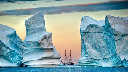 «Le trois-mâts contourne les écueils avec une élégance déconcertante. Construit au début du siècle dernier, le lougre hollandais n'en finit pas de surprendre par sa résistance aux vagues et au temps… Fjord après fjord, glacier après glacier, la baie de Disko exhibe ses reliefs et dévoile ses trésors: une immense forêt de glace peuplée de fantômes errants et résignés; un jardin éphémère protégé par une armée de soldats à la dérive, un paradis arctique, jamais immuable, où s'entrechoquent les hasards de l’existence.» (Thierry Suzan)