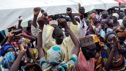 Vingt-et-un lycéennes libérées de plus de deux ans de captivité par les jihadistes de Boko Haram fêtent les retrouvailles avec leurs familles, le 16 octobre 2016 à Abuja (Nigeria). (SODIQ ADELAKUN / AFP)