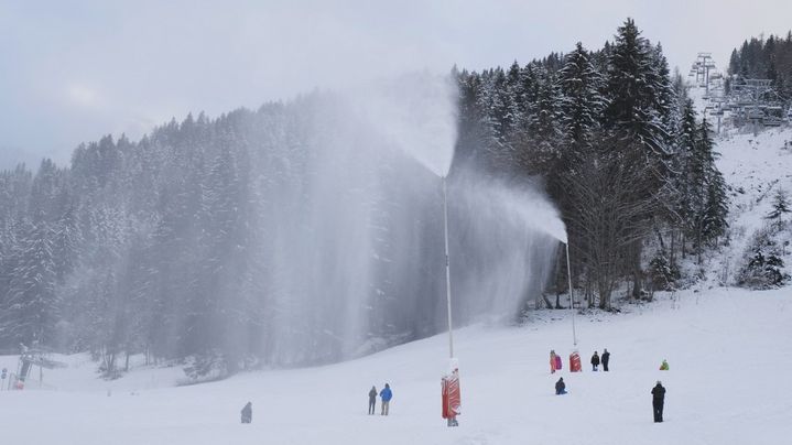 Des canons à neige en action sur les pistes du domaine skiable de La Clusaz en Haute-Savoie, en décembre 2020. (HANS LUCAS / AFP)