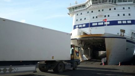 La sortie du Royaume-Uni de l'Union européenne a largement rebattu les cartes, notamment en matière de transport.&nbsp;Une nouvelle route maritime pour transporter les marchandises a ainsi vu le jour.&nbsp;Elle part d'Irlande et permet d'éviter les contraintes administratives liées au Brexit. (FRANCEINFO)