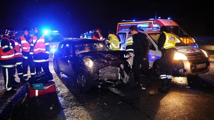 Les pompiers interviennent sur la sc&egrave;ne d'un accident sur l'A27 &agrave; hauteur de Baisieux (Nord), le 11 mars 2013. ( MAXPPP)