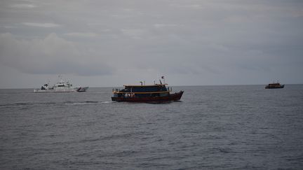 Des bateaux philippins en mer de Chine, le 22 août 2023. (TED ALJIBE / AFP)