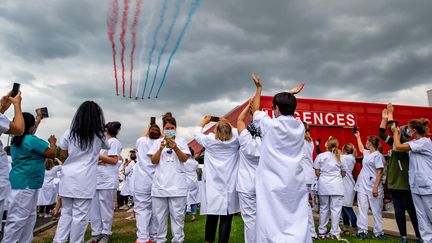 La Patrouille de France passant au dessus du Centre Hospitalier Sud Francilien, à Corbeil-Essones, le 15 juillet 2020. (EPAA/Armée de l'air)