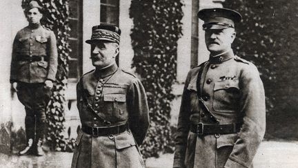 Première Guerre mondiale : "Portraits des généraux Ferdinand Foch (1851-1929) et Joseph Pershing(1860-1948) au QG américain "Le miroir" en 1918. (Illustration)&nbsp; (LEEMAGE VIA AFP)