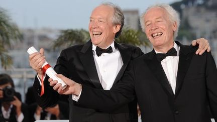 Jean-Pierre Dardenne (G) et Luc Dardenne avec leur Grand Prix du jury pour &quot;Le Gamin au vélo&quot;
 (ANNE-CHRISTINE POUJOULAT/AFP)