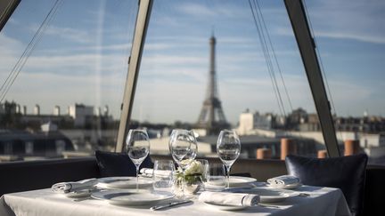 Une table dans le restaurant de l'hôtel&nbsp;Peninsula Paris, à Paris, le 21 août 2014. (FRED DUFOUR / AFP)