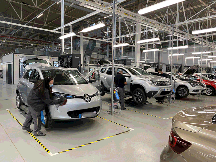 La phase finale du reconditionnement des véhicules d’occasion à l'usine de Flins de Renault, le 30 novembre 2021. (WILLIAM DE LESSEUX / RADIO FRANCE)