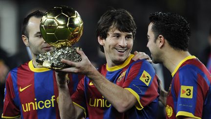 Lionel Messi re&ccedil;oit le Ballon d'or, devant ses co&eacute;quipiers Iniesta (&agrave; gauche) et Xavi (&agrave; droite), le 12 janvier 2011. (David Ramos / Getty Images)