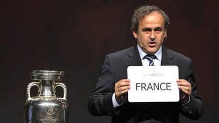 Le président français de l'UEFA, Michel Platini, annonçant la victoire de la candidature française (AFP / STR)