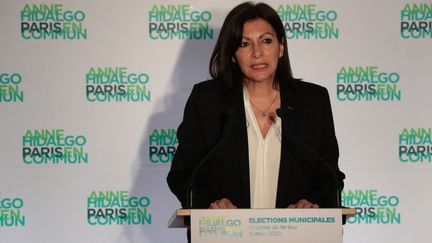 Anne Hidalgo lors d'une conférence de presse à l'issue du premier tour des élections municipales, à Paris, le 15 mars 2020. (JOEL SAGET / AFP)