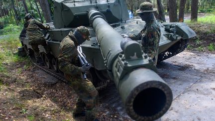 Des soldats ukrainiens s'entraînent à Kiletz (Allemagne) sur un tank Leopard, dont plusieurs exemplaires ont été livrés à l'Ukraine par les Occidentaux. (KLAUS-DIETMAR GABBERT / DPA / AFP)