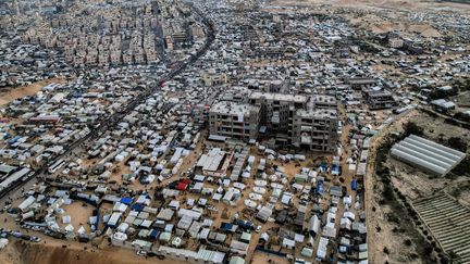 Des tentes de Palestiniens déplacés à Rafah, dans le sud de la bande de Gaza, le 31 décembre 2023. (MAHMUD HAMS / AFP)