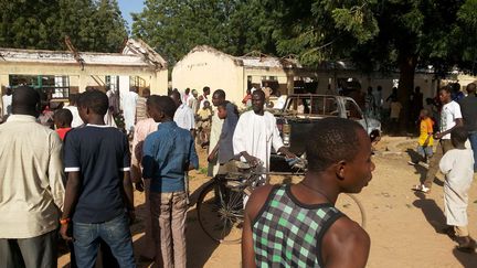 Attroupement sur le site d'un attentat suicide dans un coll&egrave;ge technique de Potiskum (Nigeria), le 10 novembre 2014. (ADAMU ADAMU / AP / SIPA )