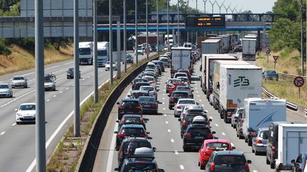 Des embouteillages sur l'A63 à&nbsp;la sortie de Bordeaux (Gironde), le 9 juillet 2016. (MAXPPP)