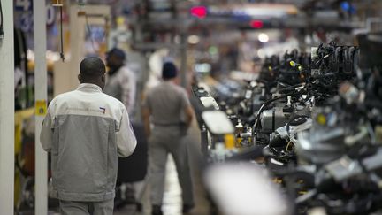 Des salari&eacute;s de l'usine PSA d'Aulnay-sous-Bois (Seine-Saint-Denis), le 10 avril 2013.&nbsp; (FRED DUFOUR / AFP)