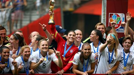 Le bonheur des Américaines, championnes du monde, autour de leur capitaine Hope Solo (RONALD MARTINEZ / GETTY IMAGES NORTH AMERICA)