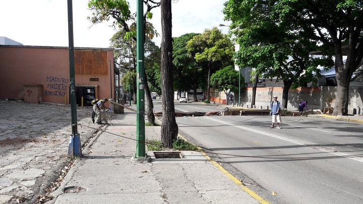 Les rues désertes de Chacao, à l'est de Caracas, pendant la grève générale (RADIO FRANCE / SANDRINE ETOA-ANDEGUE)