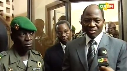 Le capitaine de la junte Amadou Sanogo (&agrave; gauche) et le ministre des Affaires &eacute;trang&egrave;res burkinab&egrave; (&agrave; droite), le 6 avril 2012 &agrave; Kati, au Mali.&nbsp; (ORTM / AFP)