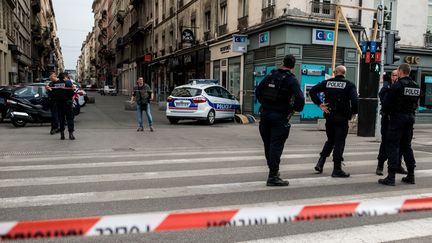 Des policiers aux abords de la place Bellecour, à Lyon (Rhone), près du site où une explosion a fait treize blessés, le 24 mai 2019. (NICOLAS LIPONNE / NURPHOTO / AFP)