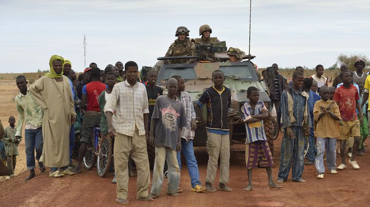 Des Maliens posent avec des soldats fran&ccedil;ais &agrave; Tombouctou, le 28 janvier 2013. (ERIC FEFERBERG / AFP)