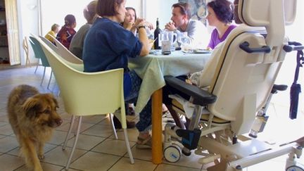 Des patients, des bénévoles et des soignants partagent le déjeuner au centre de soins palliatifs de Gardanne (7/11/2001) (AFP / Gérard Julien)