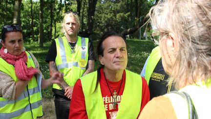 Francis Lalanne avec des "gilets jaunes", le 15 mai 2019 aux Sables-d'Olonne (Vendée). (ROBIN PRUDENT / FRANCEINFO)