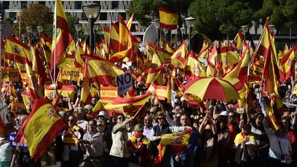 Des anti-indépendantistes rassemblés à Madrid (Espagne), le 28 octobre 2017. (JAVIER SORIANO / AFP)