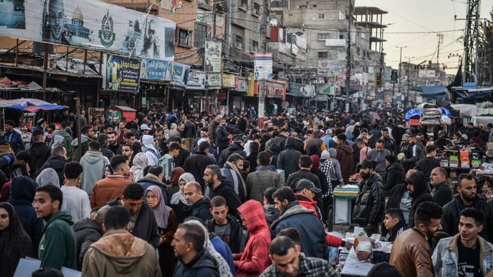 Une foule dans un marché à Rafah, dans la bande de Gaza, le 10 février 2024. (ABED ZAGOUT / ANADOLU / AFP)