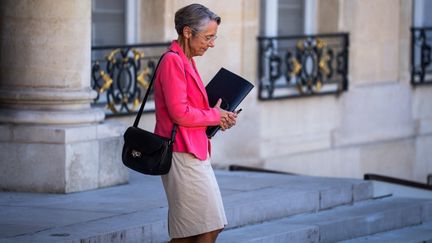 La Première ministre, Elisabeth Borne, le 4 juillet 2022 à la sortie de l'Elysée, à Paris.&nbsp; (XOSE BOUZAS / HANS LUCAS / AFP)